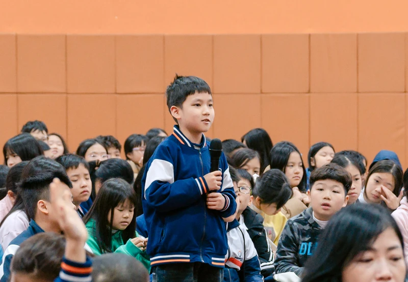 Giao tiếp không chỉ là nói, mà còn là biết lắng nghe, thể hiện sự tôn trọng và cư xử đúng ngữ cảnh