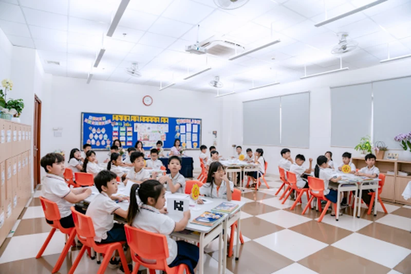 Học sinh hợp tác quan sát và thảo luận theo nhóm, phát huy tinh thần trách nhiệm và năng lực làm việc tập thể 