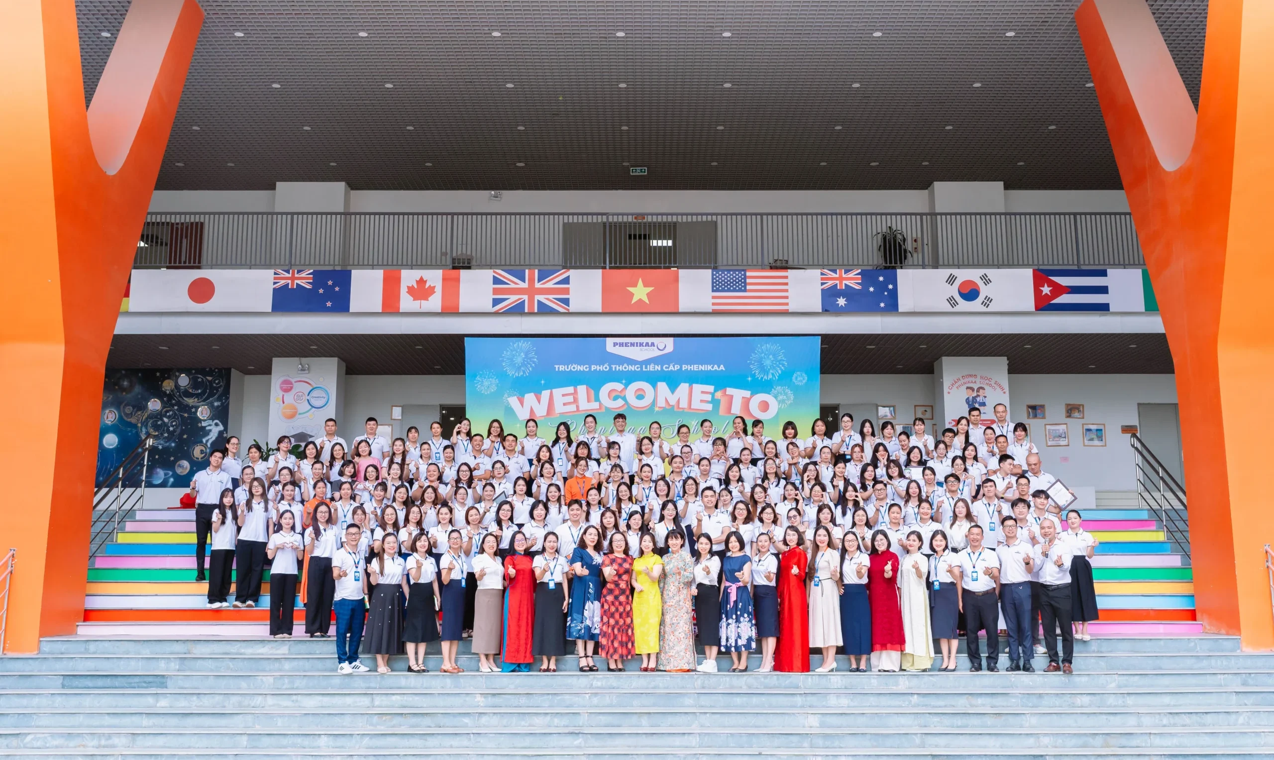 Tập thể Gi&aacute;o vi&ecirc;n, CBNV Trường Phổ th&ocirc;ng Li&ecirc;n cấp Phenikaa