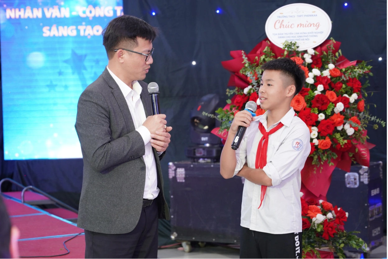 Học sinh và các chuyên gia đối thoại tại chương trình "Tọa đàm truyền cảm hứng khởi nghiệp sáng tạo cho học sinh"