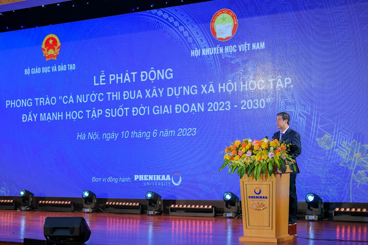 Bộ trưởng Bộ Giáo dục và Đào tạo Nguyễn Kim Sơn phát biểu hưởng ứng phong trào thi đua