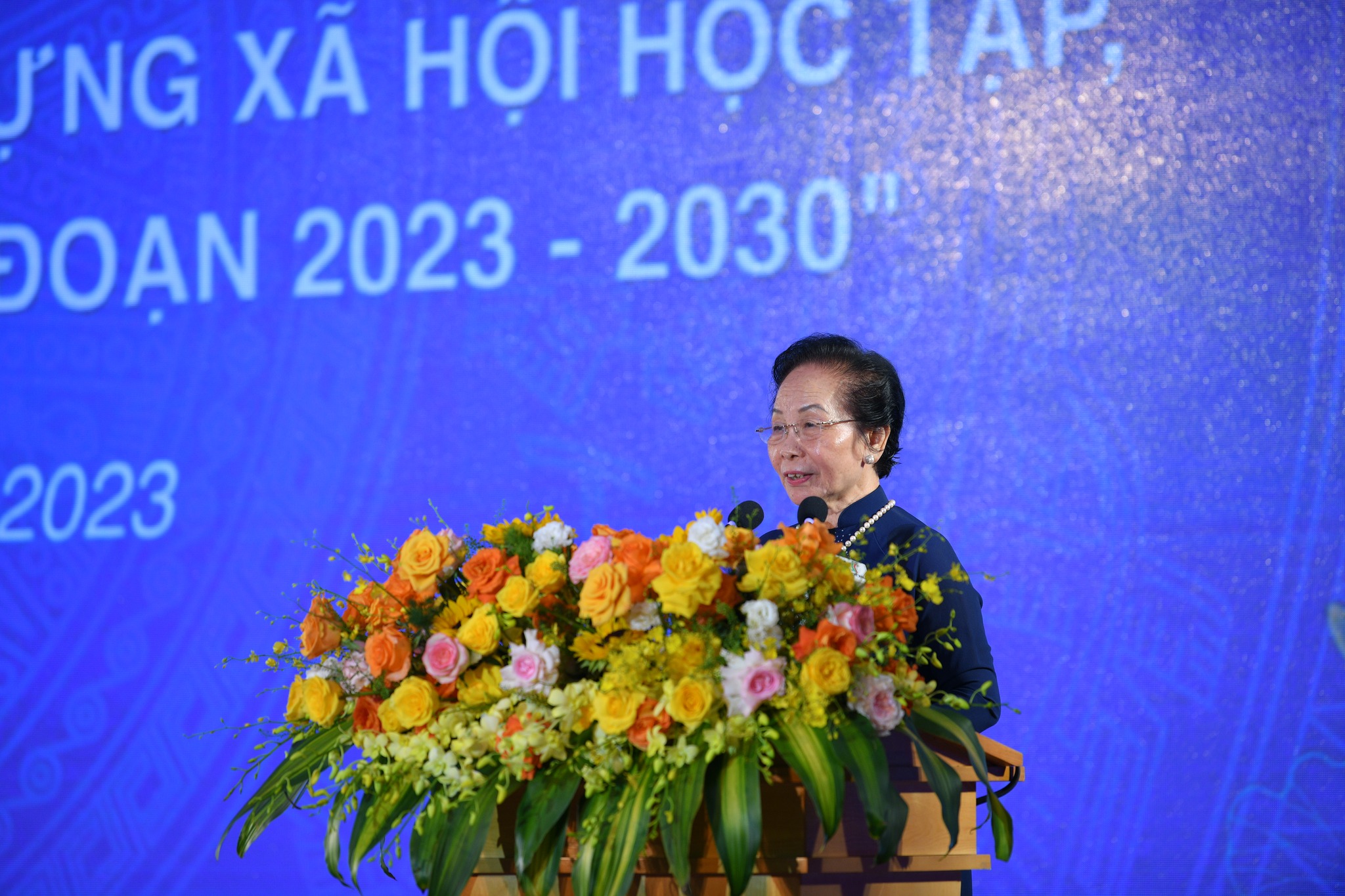 Chủ tịch Hội Khuyến học Việt Nam Nguyễn Thị Doan phát biểu hưởng ứng phong trào thi đua