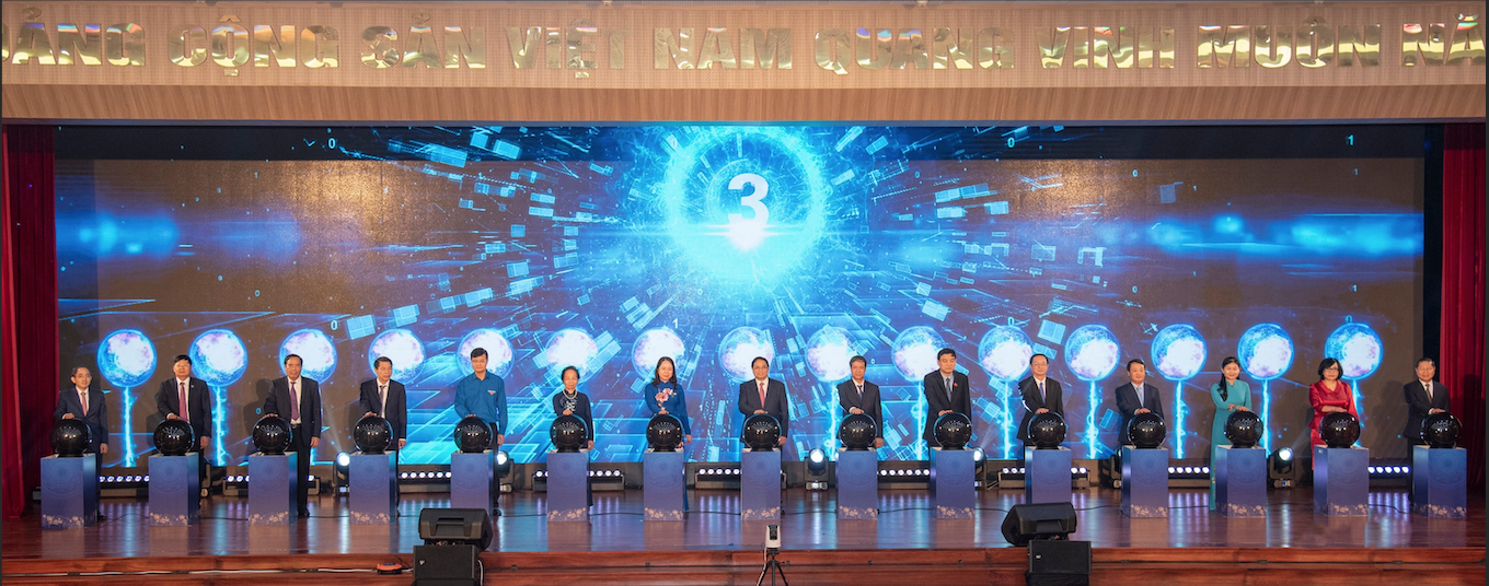 Thủ tướng Phạm Minh Chính và các đại biểu thực hiện nghi thức phát động Phong trào "Cả nước thi đua xây dựng xã hội học tập, đẩy mạnh học tập suốt đời giai đoạn 2023-2030"