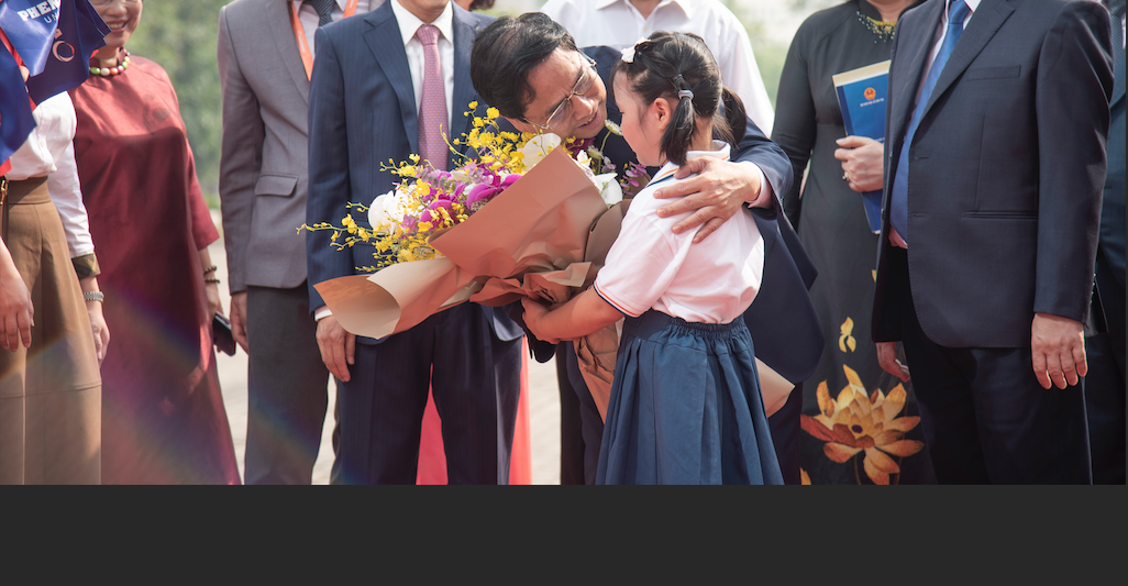 Học sinh Trường Phổ thông Liên cấp Phenikaa vinh dự tặng hoa Thủ tướng Phạm Minh Chính.