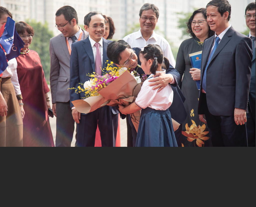 Học sinh Trường Phổ thông Liên cấp Phenikaa vinh dự tặng hoa Thủ tướng Phạm Minh Chính.