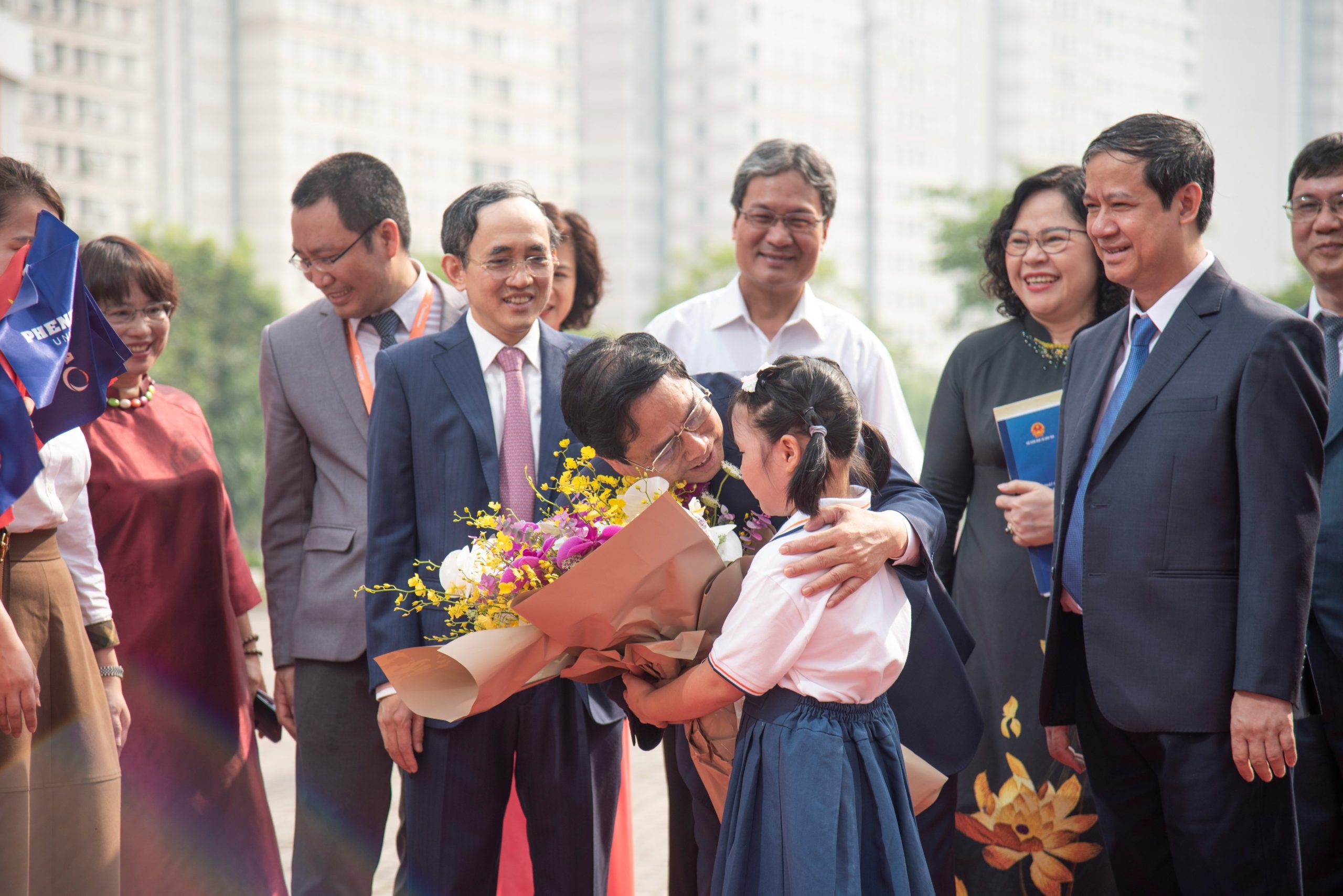 Học sinh Trường Phổ thông Liên cấp Phenikaa vinh dự tặng hoa Thủ tướng Phạm Minh Chính.