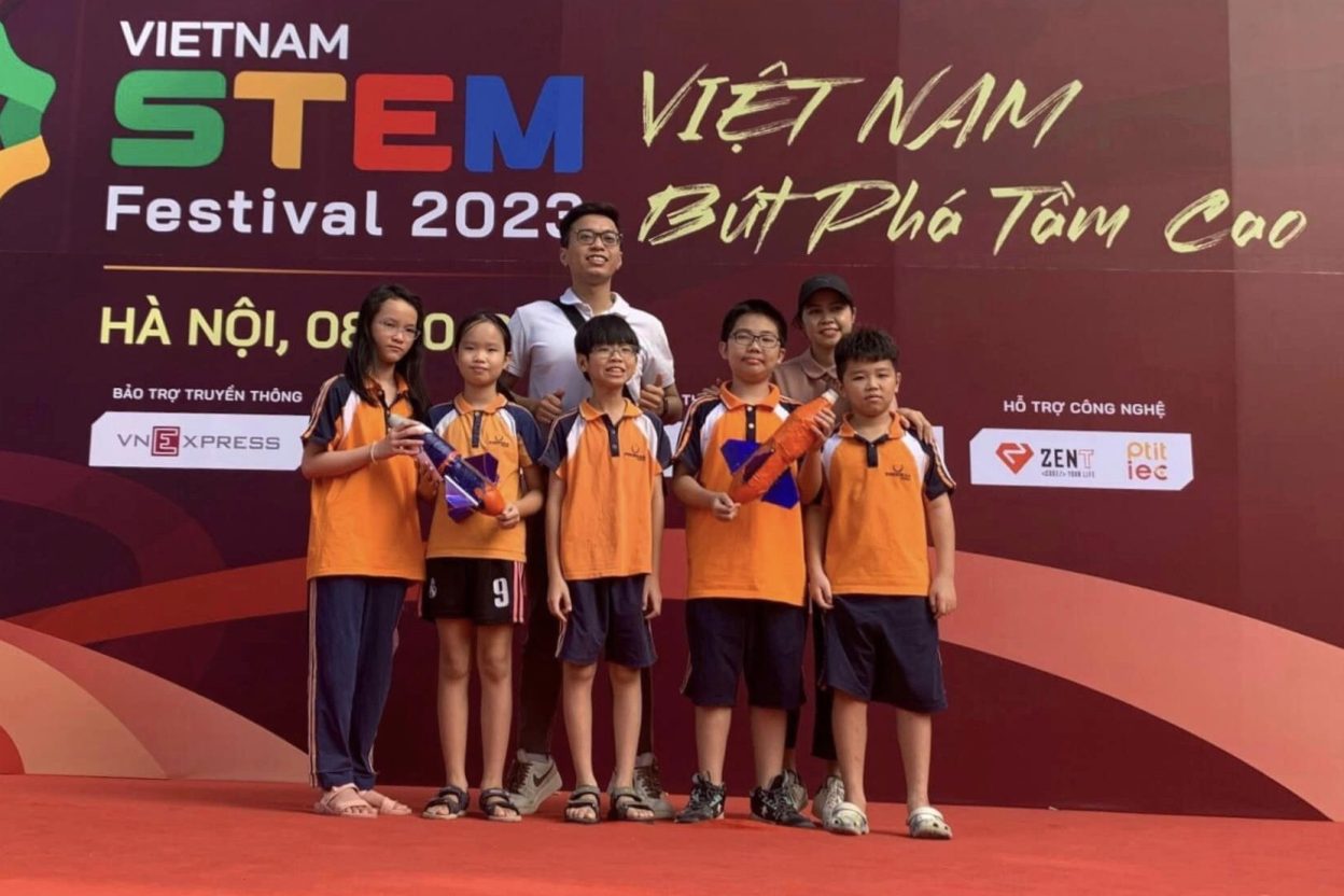 Đội tuyển PheniRockaa Team ẵm trọn 2 giải thưởng lớn tại Cuộc thi Tên lửa nước: Bay vào vũ trụ VWRC 2023