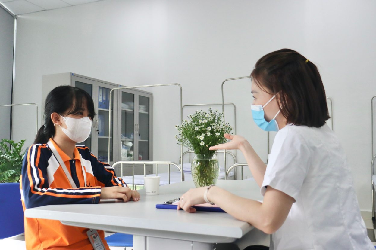 Học sinh thăm khám và nhận tư vấn của cán bộ y tế tại phòng Y tế học đường Phenikaa School