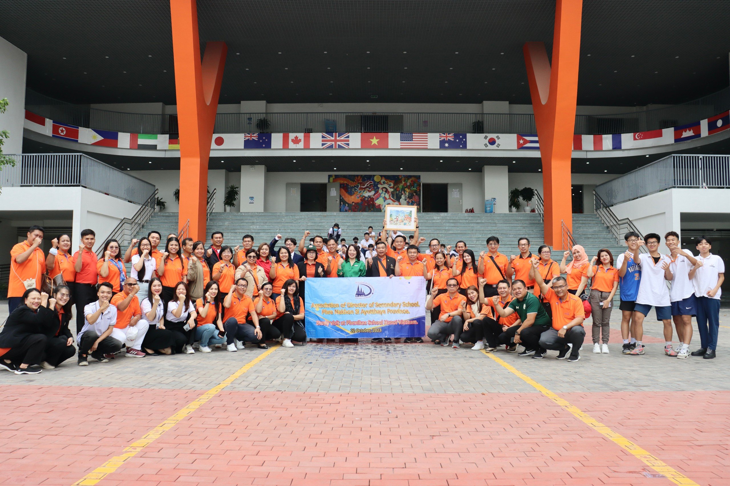 Đại sứ quán Thái Lan tại Hà Nội và Hiệp Hội Hiệu trưởng các Trường Cấp Phổ Thông Thái Lan chụp ảnh lưu niệm cùng Thầy Cô và các em Học sinh Phenikaa School