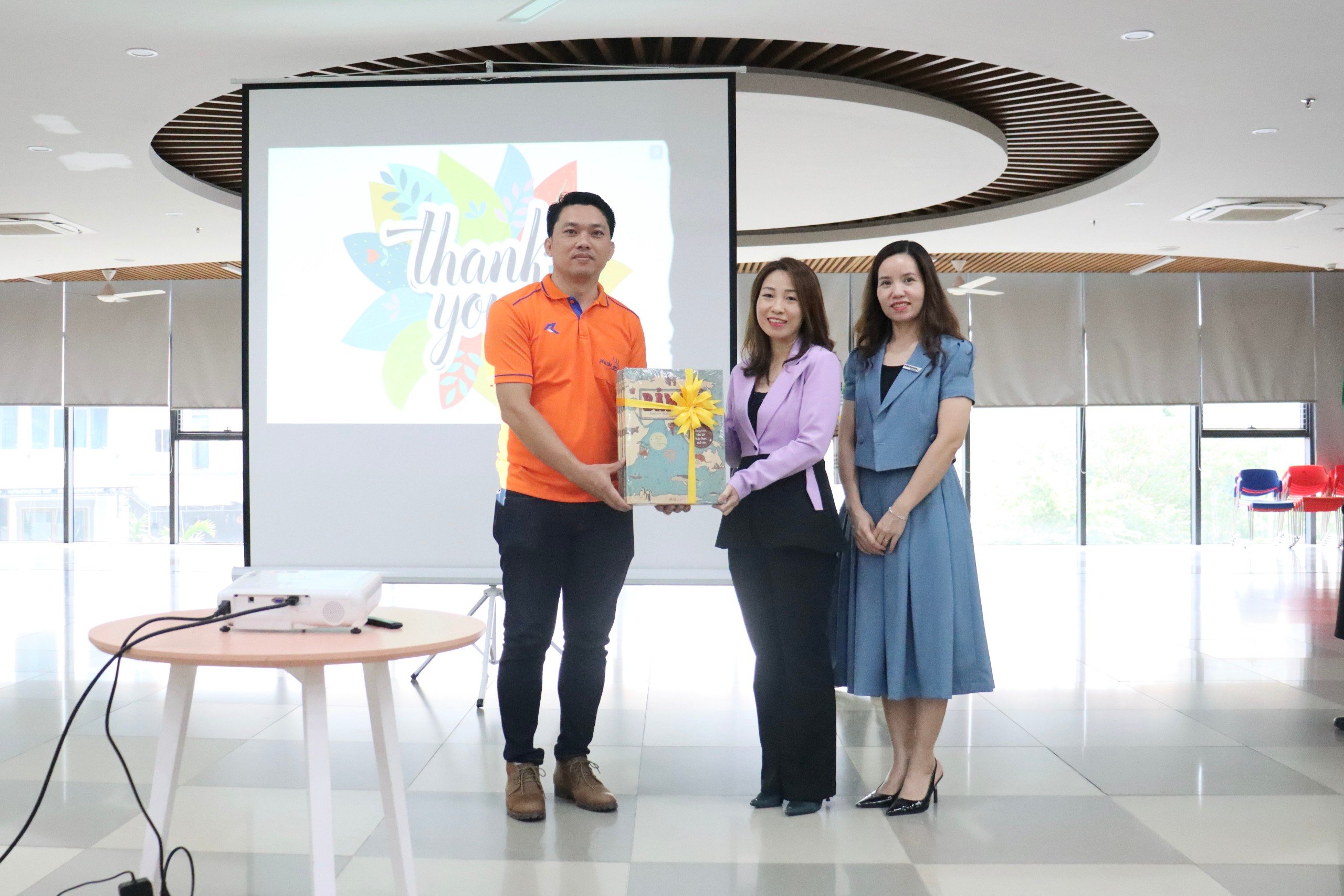 Đại diện Hiệp Hội Hiệu trưởng các Trường Cấp Phổ Thông Thái Lan đã gửi lời cảm ơn và tặng quà lưu niệm Nhà trường.