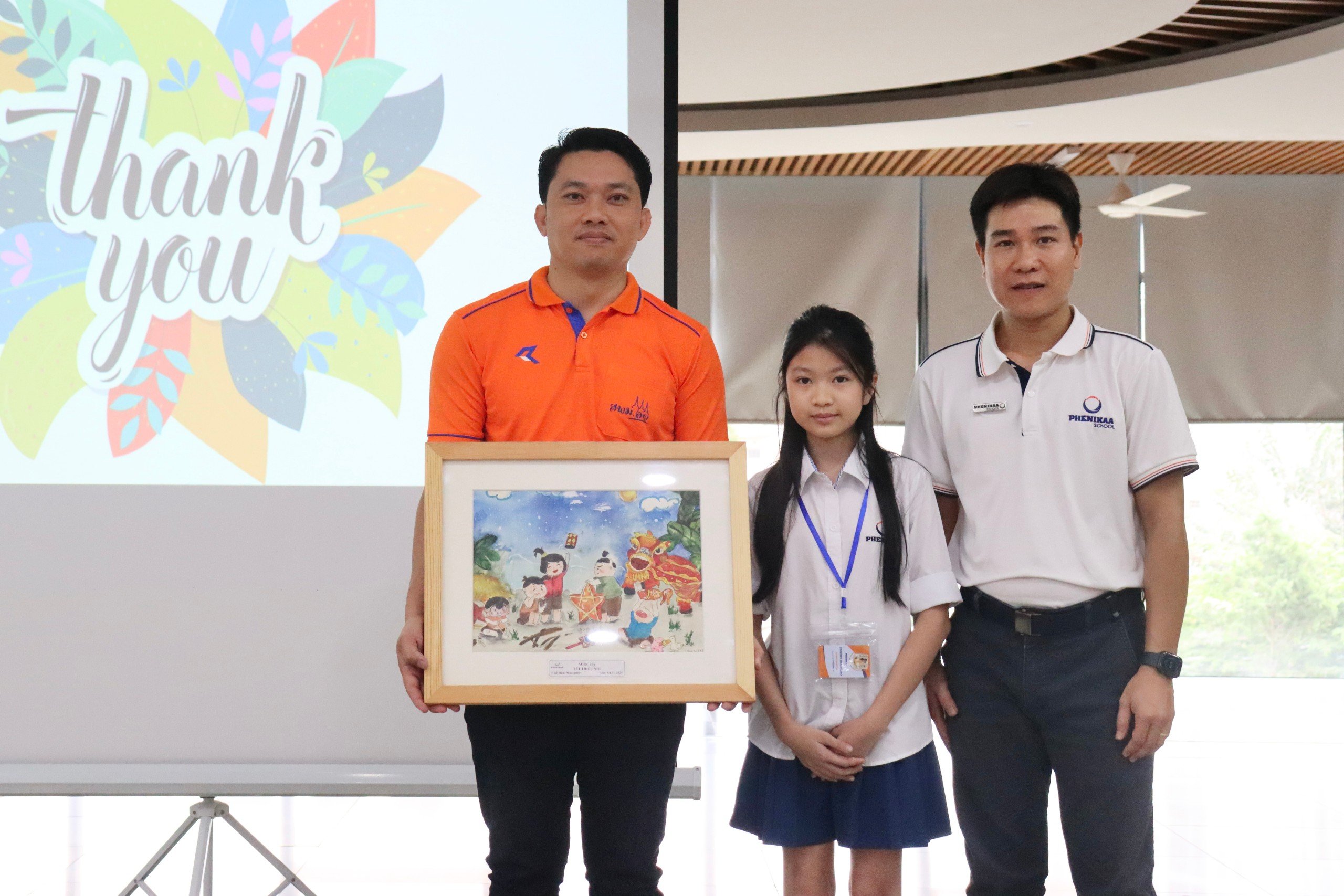 Bạn Dương Ngọc Hà - lớp 6A2 - đại diện cho học sinh Phenikaa School tặng đại diện đoàn Thái Lan bức tranh em vẽ với chủ đề Tết Trung thu.
