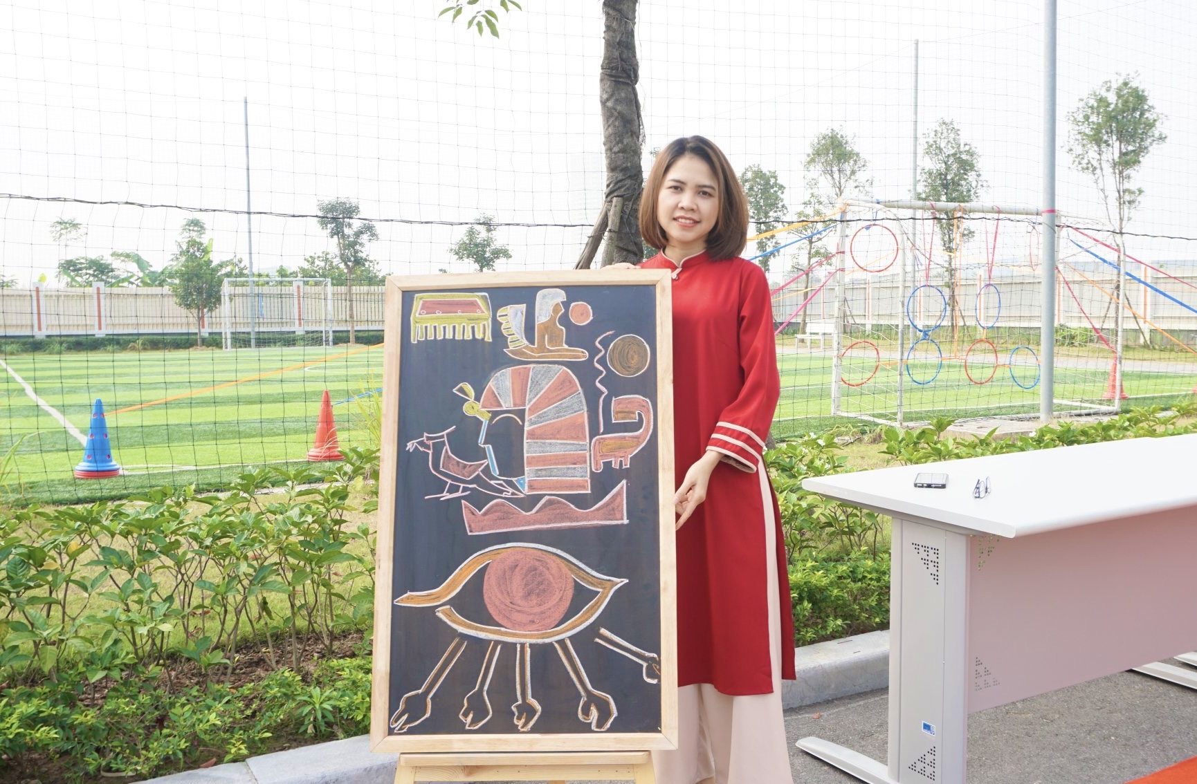 Cô Nguyễn Thị Phương - Giáo viên Khoa học - một trong những HLV tài ba của đội tuyển PheniRockaa Team