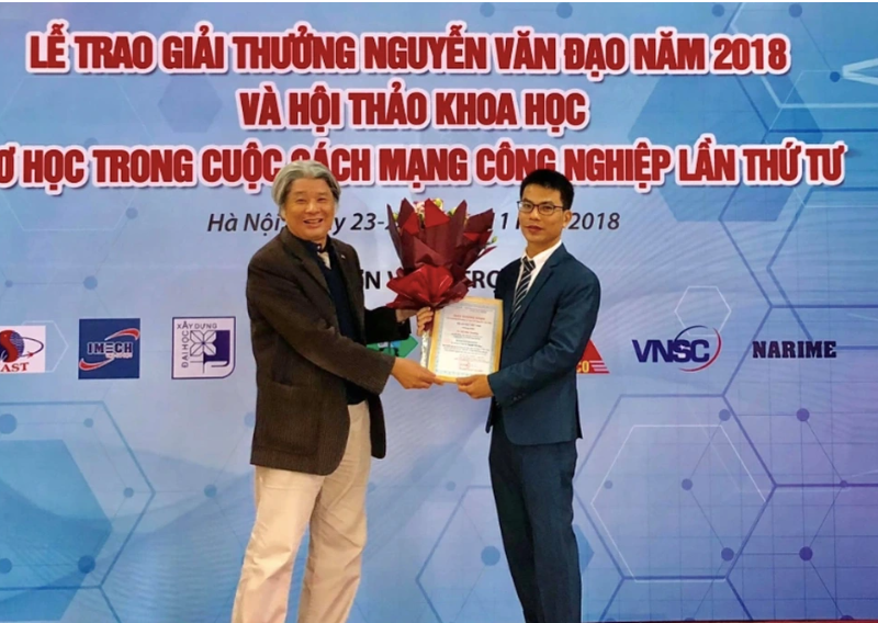 TS Vũ Văn Trường (bên phải) nhận giải thưởng Tài năng Cơ học trẻ Nguyễn Văn Đạo 2018 (Ảnh: Hồng Hạnh).