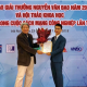 TS Vũ Văn Trường (bên phải) nhận giải thưởng Tài năng Cơ học trẻ Nguyễn Văn Đạo 2018 (Ảnh: Hồng Hạnh).