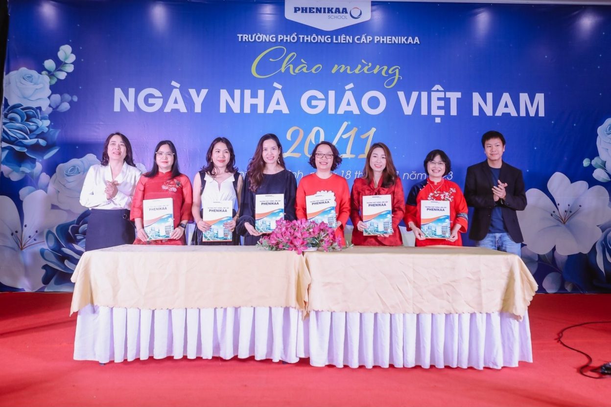 Đại diện BLĐ và BQL Phenikaa School cam kết hoàn thành và thực hiện tốt nhiệm vụ năm học 2023 - 2024