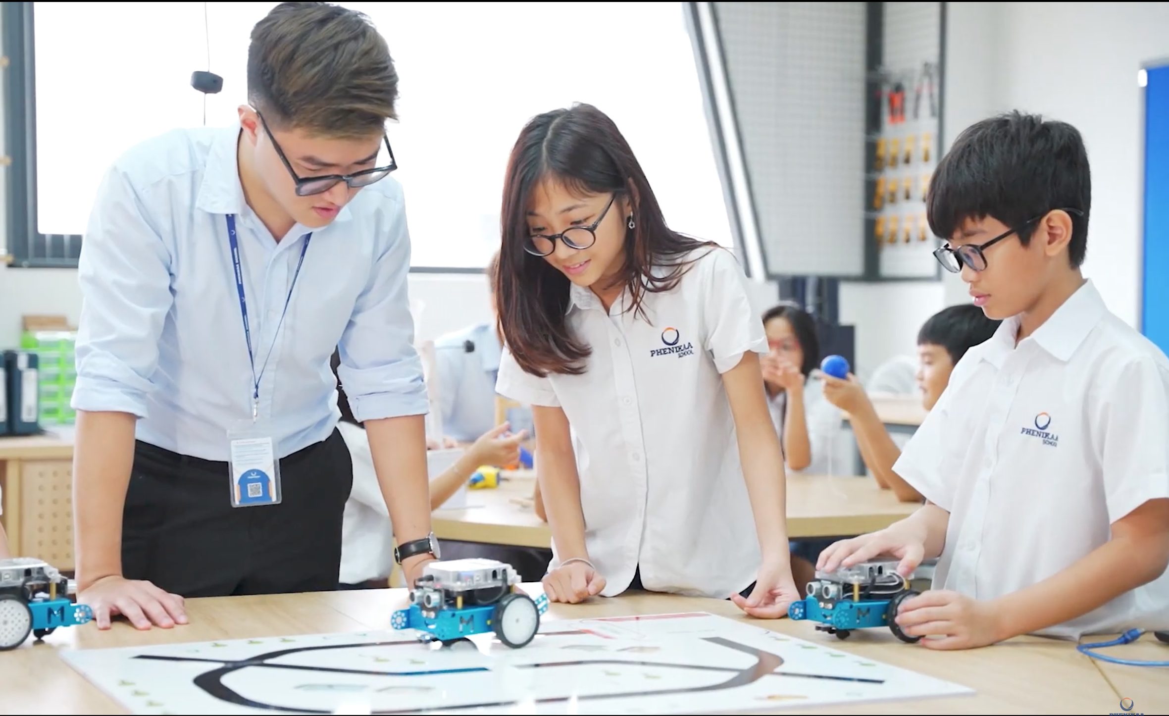 Học sinh trường Tiểu học Phenikaa háo hức, khi được tiếp cận phương pháp dạy học trực quan sinh động và hấp dẫn của thầy Đặng Minh Hải.