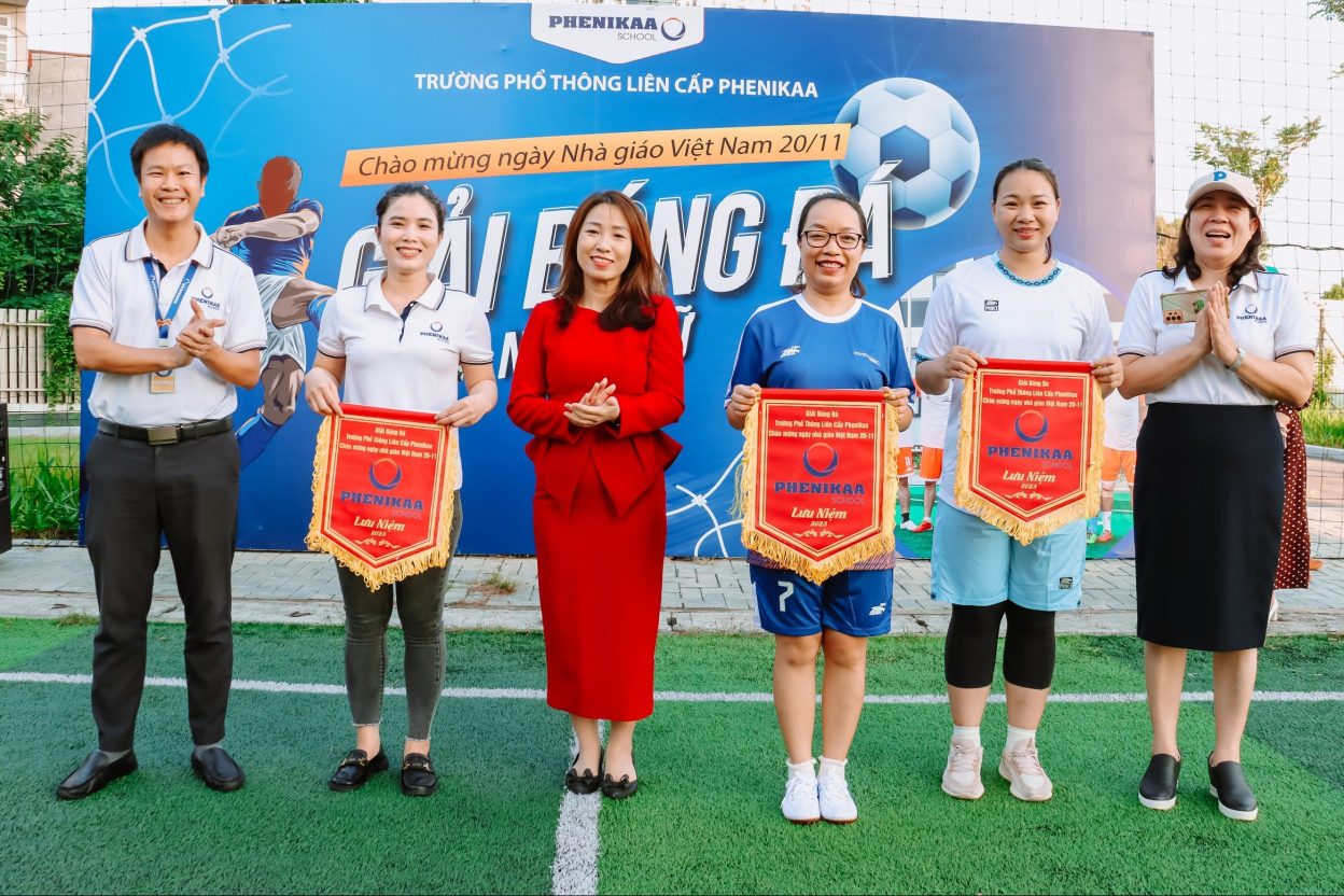 Ban tổ chức trao cờ lưu niệm cho các đội bóng và gửi lời chúc tốt đẹp nhất đến các đội tuyển