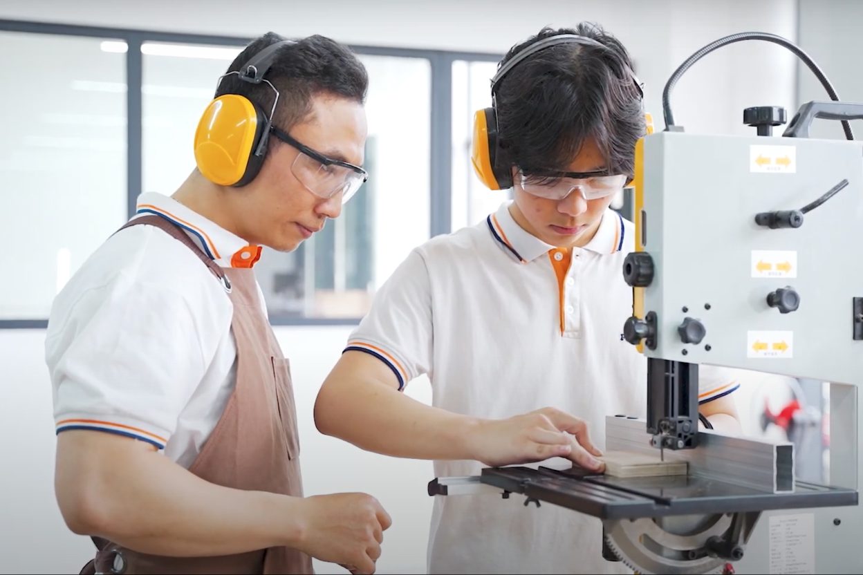 Học sinh thực hành tại Makerspace - Không gian thực hành sáng tạo "độc nhất vô nhị" của Phenikaa School