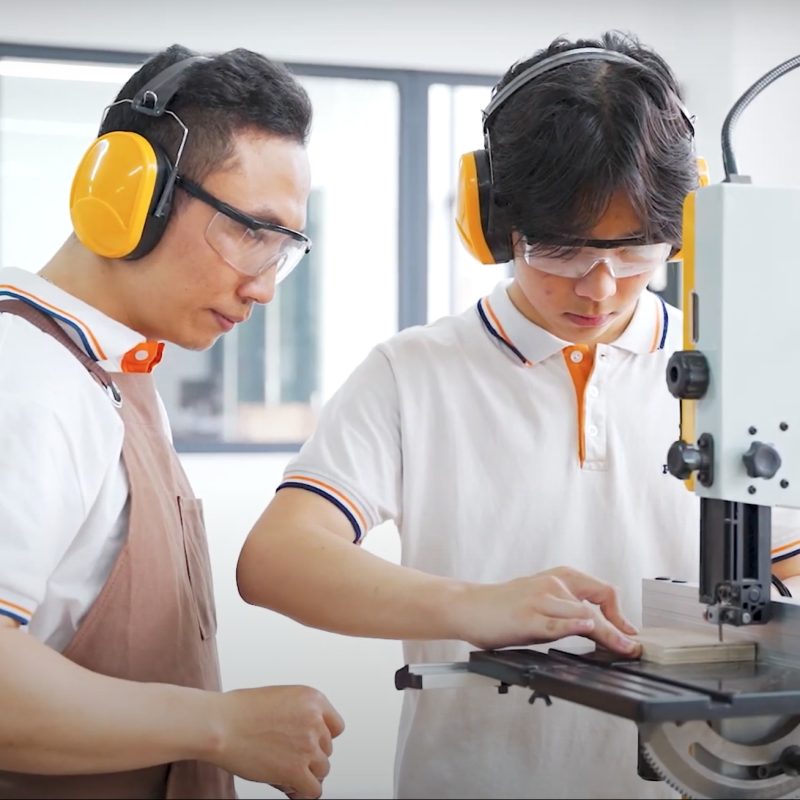 Học sinh thực hành tại Makerspace - Không gian thực hành sáng tạo "độc nhất vô nhị" của Phenikaa School