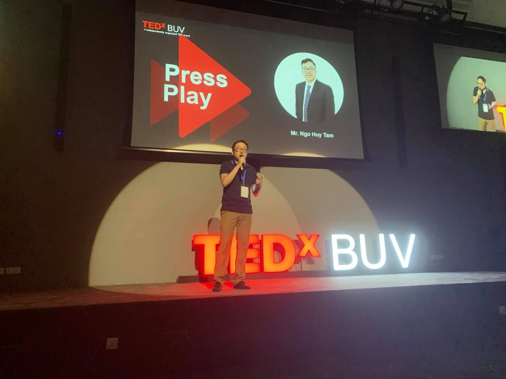Chuyên gia giáo dục Ngô Huy Tâm trong buổi diễn thuyết TED Talk