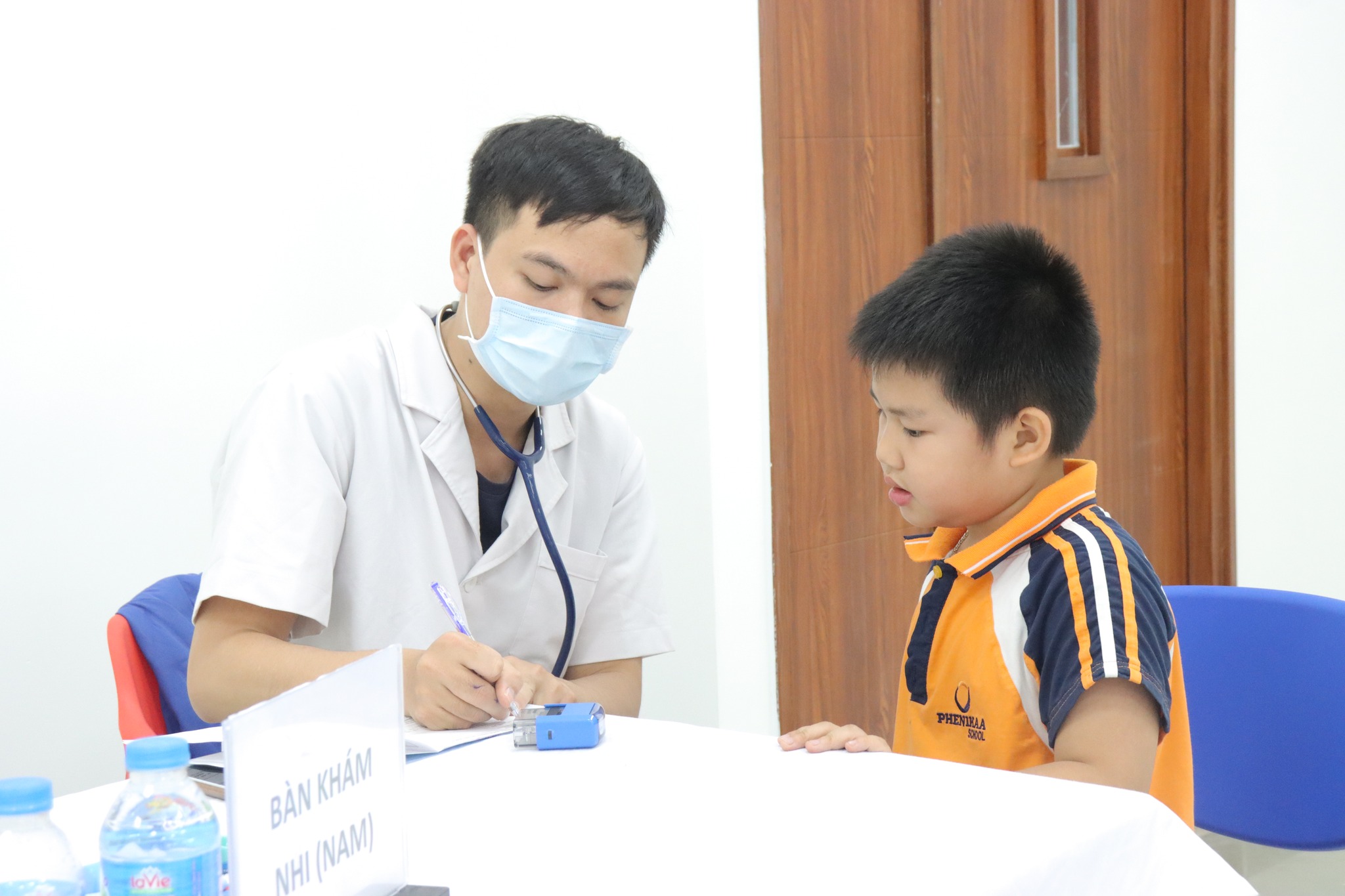 Học sinh Phenikaa School thực hiện khám sức khoẻ tổng quát và lắng nghe những chỉ dẫn của bác sĩ