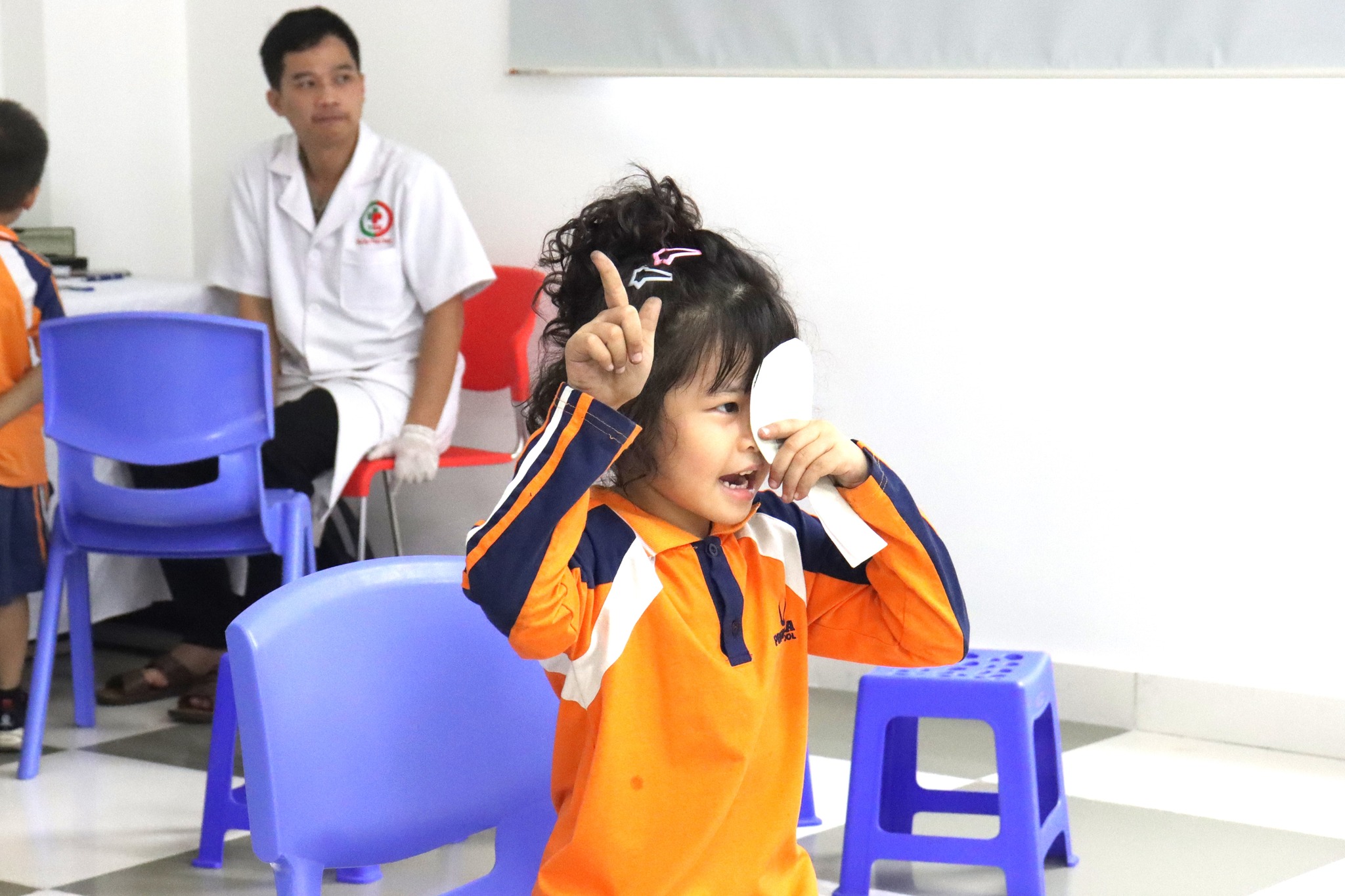 Học sinh Phenikaa School thực hiện khám sức khoẻ tổng quát và lắng nghe những chỉ dẫn của bác sĩ