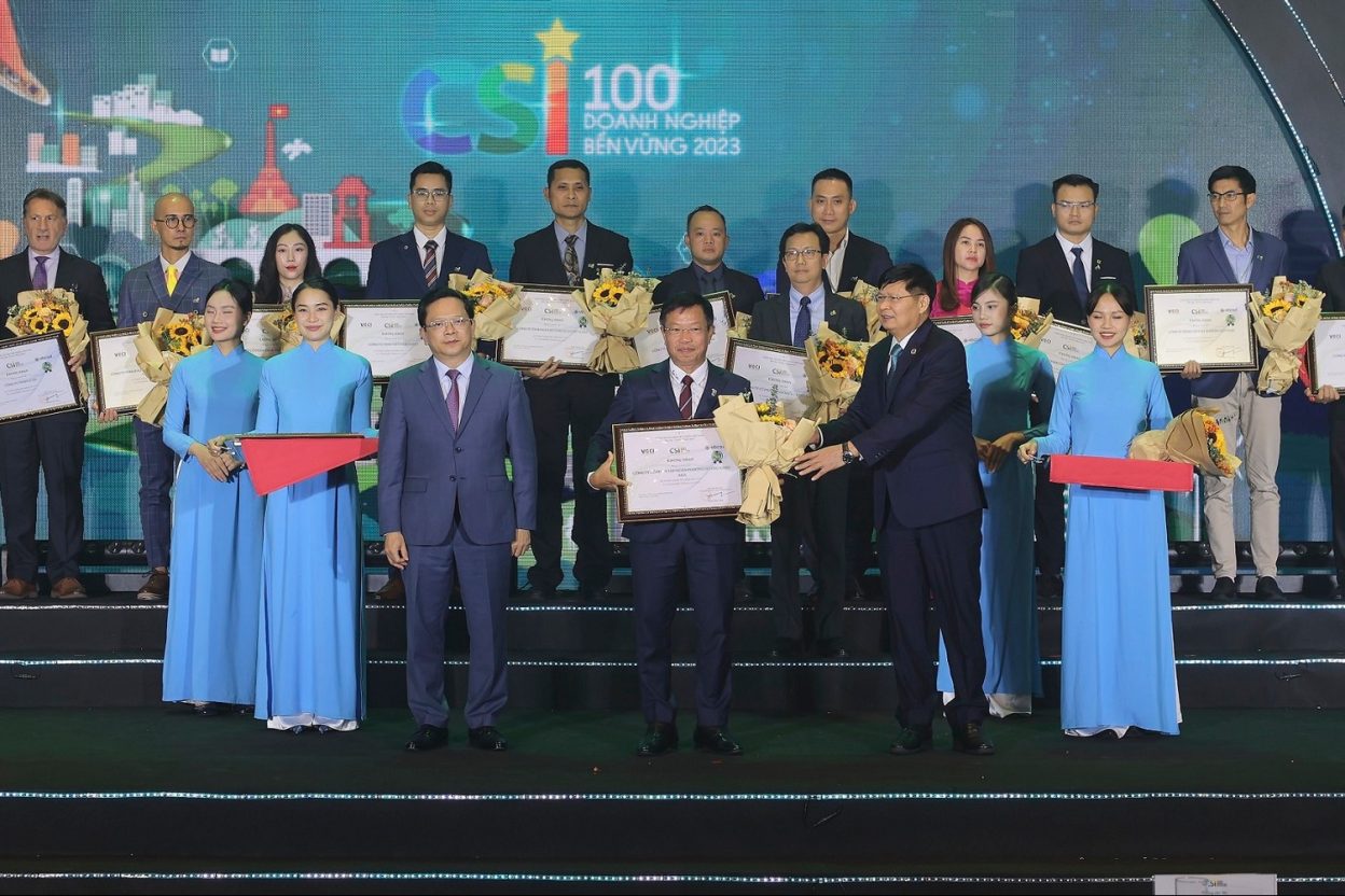 Ông Lương Xuân Mẫn – Phó Tổng Giám đốc Tập đoàn Phenikaa đại diện nhận bảng vinh danh từ Ban Tổ chức
