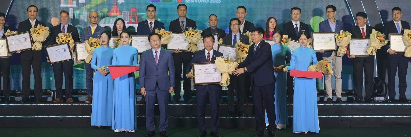 Ông Lương Xuân Mẫn – Phó Tổng Giám đốc Tập đoàn Phenikaa đại diện nhận bảng vinh danh từ Ban Tổ chức