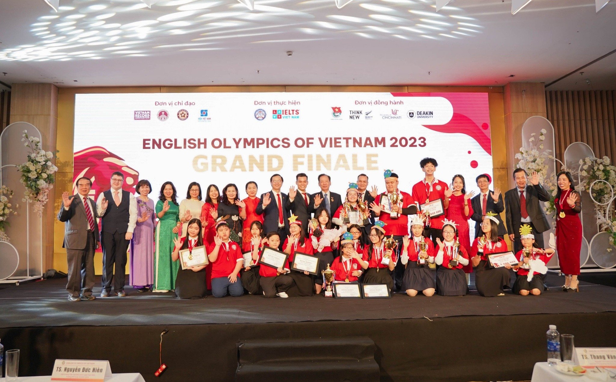 Phenikers nhí gây ấn tượng, cùng đồng đội xuất sắc đạt giải cao tại English Olympics of Vietnam 2023