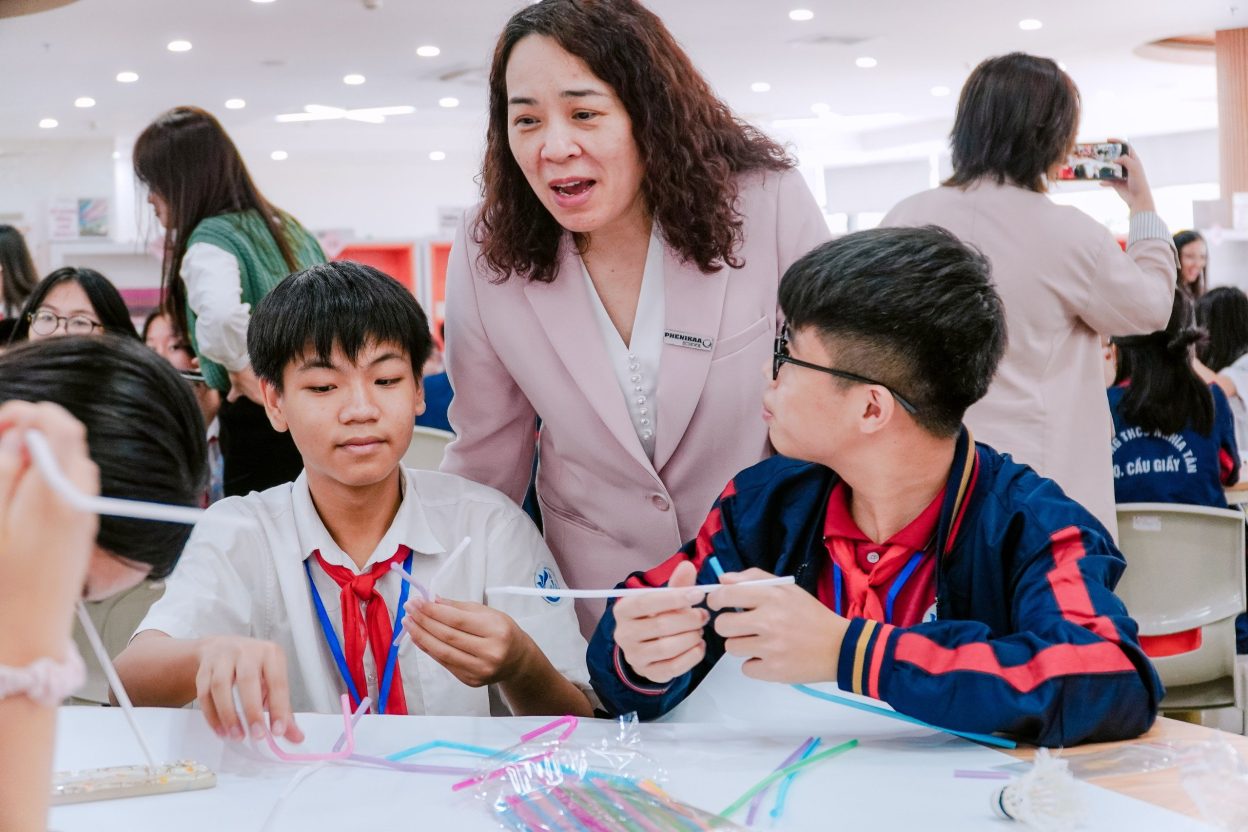 Các bạn học sinh trao đổi về ý tưởng khởi nghiệp dưới sự hướng dẫn của các thầy cô