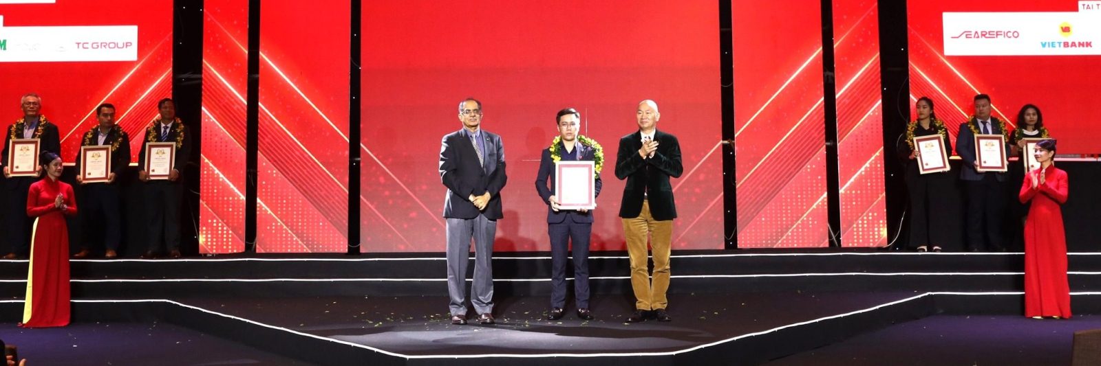 Đại diện Tập đoàn Phenikaa nhận chứng nhận Top 500 Doanh nghiệp lớn nhất Việt Nam