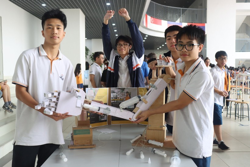 Sản phẩm “Cánh tay Robot" sử dụng động cơ thuỷ lực do học sinh Phenikaa School chế tạo.