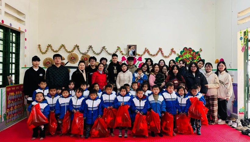 Học sinh Trường Phổ thông liên cấp Phenikaa tặng quà cho trẻ mầm non Trường Mầm non Sa Pả (thị xã Sa Pa, Lào Cai). Ảnh: NTCC