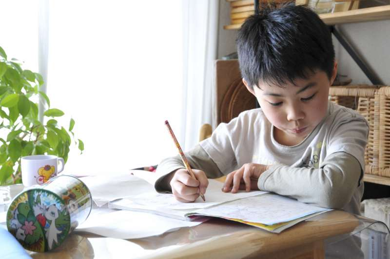 Nên rèn bé duy trì sự tập trung trong thời gian khoảng 30 phút để bé có thể thích ứng với thời gian biểu trên lớp