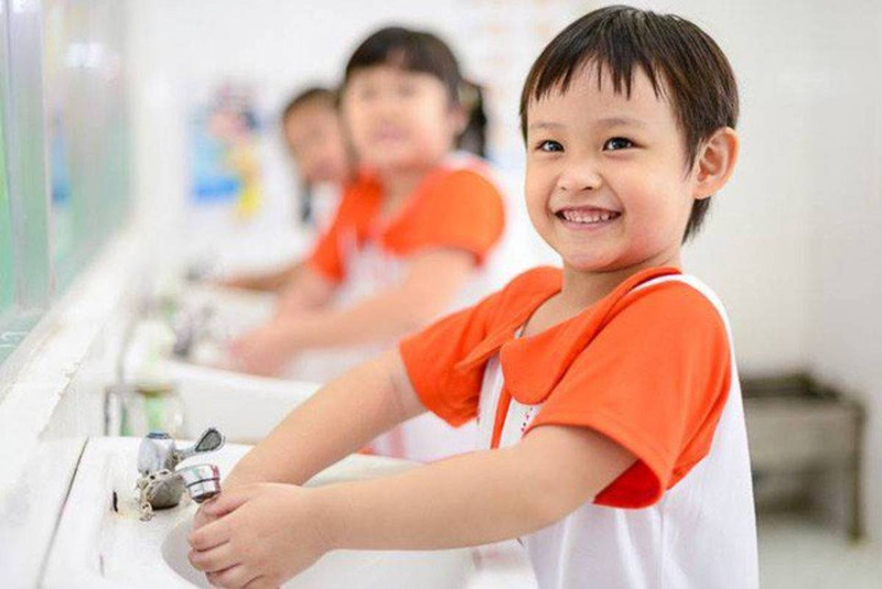 Dạy bé tự rửa tay và vệ sinh cá nhân sạch sẽ vì khi lên lớp 1 bé sẽ phải tự lập