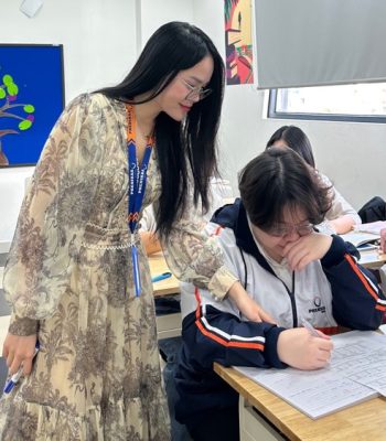 Cô Nguyễn Thị Thu hướng dẫn học sinh trong giờ Giáo dục công dân.