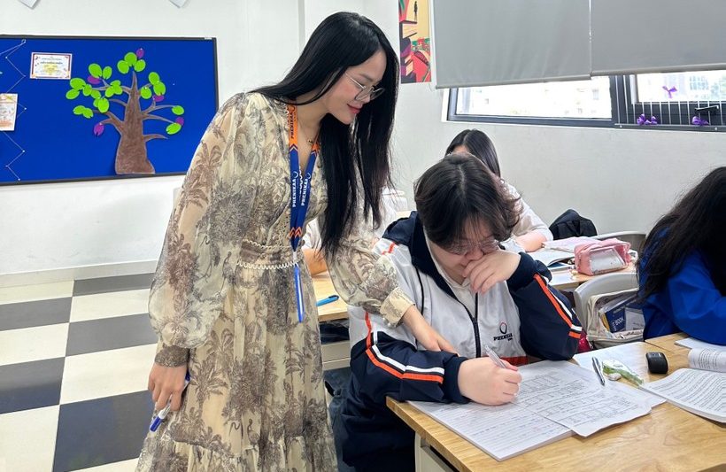 Cô Nguyễn Thị Thu hướng dẫn học sinh trong giờ Giáo dục công dân.