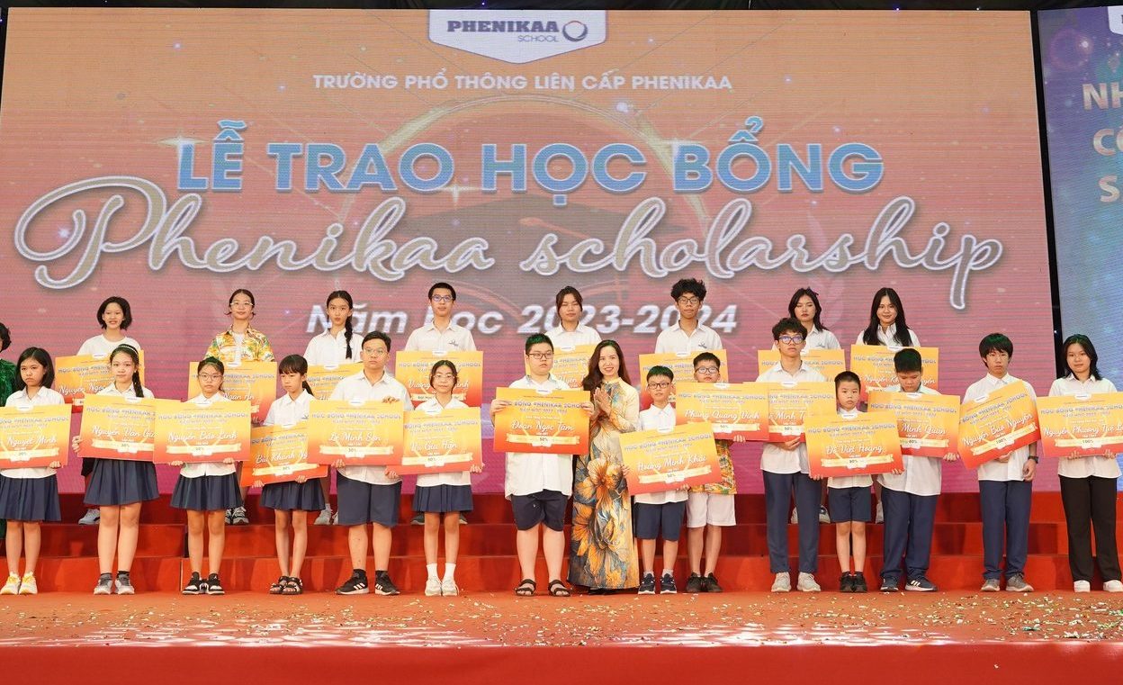 Lễ trao học bổng Phenikaa Scholarship năm học 2023 - 2024 được diễn ra long trọng tại trong lễ khai giảng của Nhà trường.