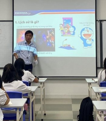 Thầy Phạm Văn Giềng trong giờ dạy Lịch sử.
