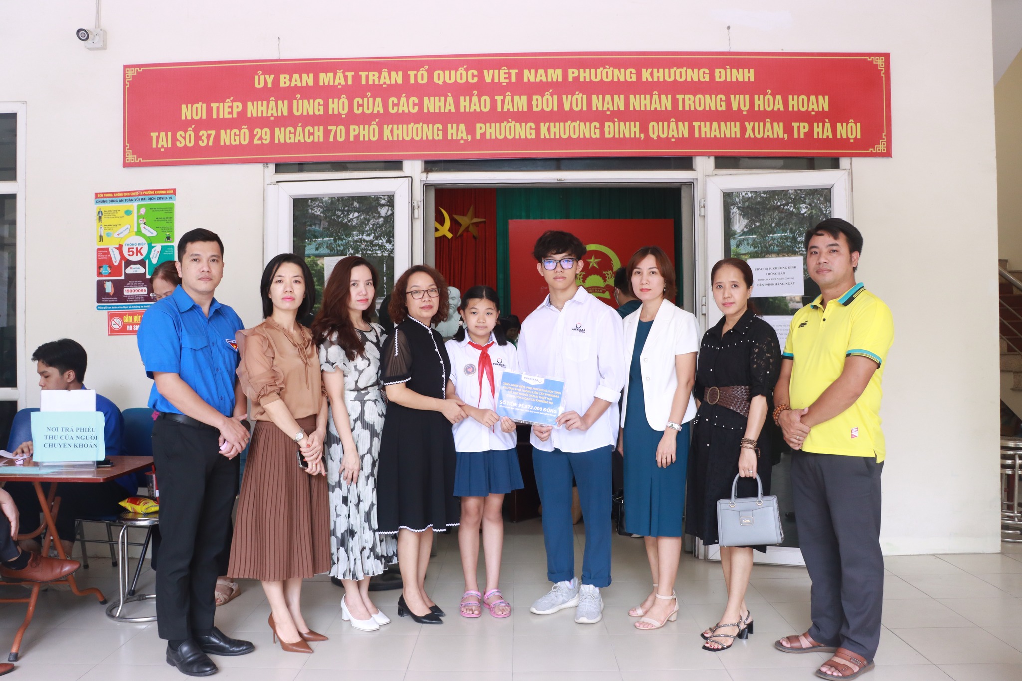 Đại diện Phụ huynh cùng thầy trò Phenikaa School tại UBND phường Khương Đình để trao tặng toàn bộ số tiền đã quyên góp được tới người dân bị thiệt hại