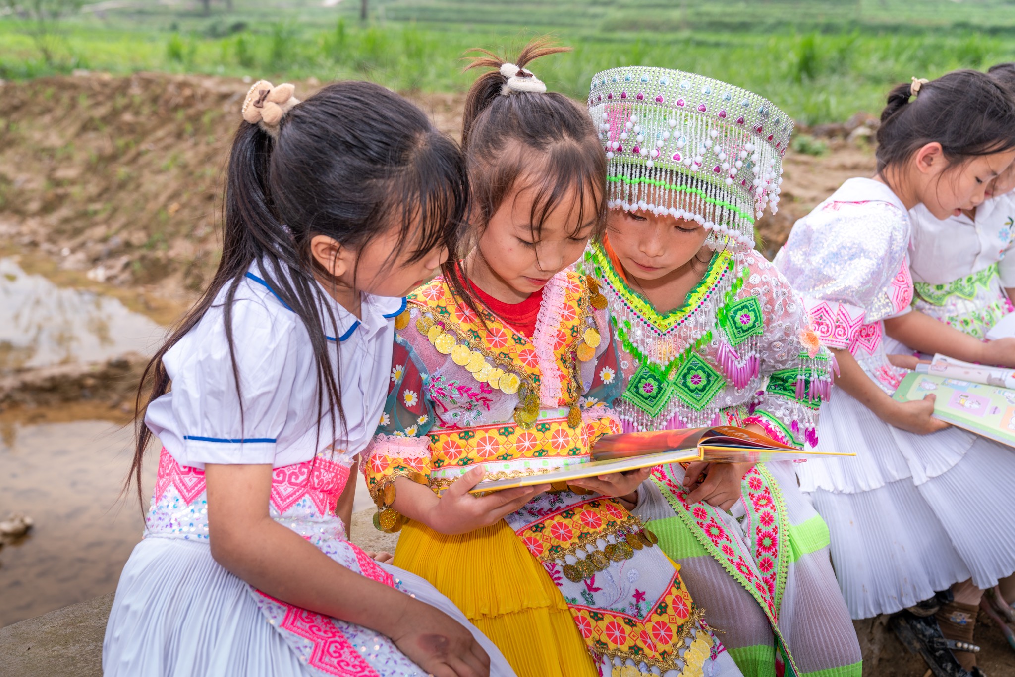 Các em học sinh  tại điểm trường Bản Tèn, Văn Lăng, Đồng Hỷ, Thái Nguyên thích thú đọc sách 