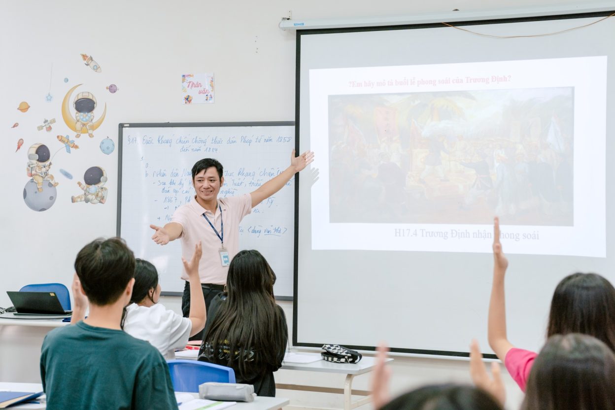 TS Phạm Văn Giềng - giáo viên môn Lịch sử, Trường Phổ thông liên cấp Phenikaa (Hà Nội) trong giờ dạy.