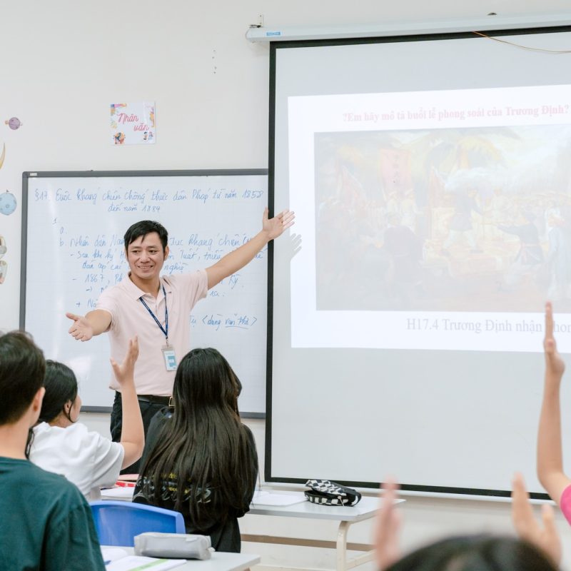 TS Phạm Văn Giềng - giáo viên môn Lịch sử, Trường Phổ thông liên cấp Phenikaa (Hà Nội) trong giờ dạy.