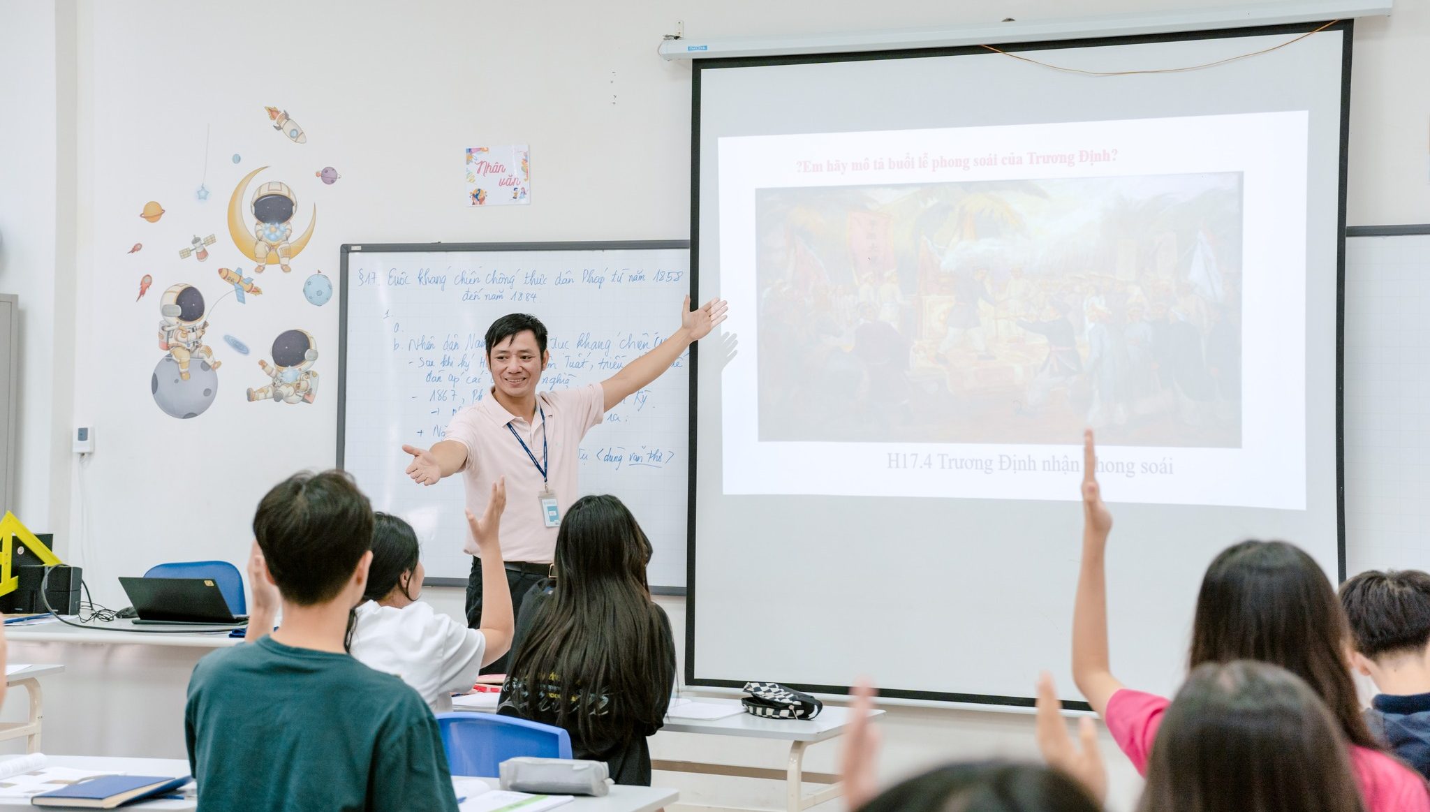 TS Phạm Văn Giềng - giáo viên môn Lịch sử, Trường Phổ thông liên cấp Phenikaa (Hà Nội) trong giờ dạy.