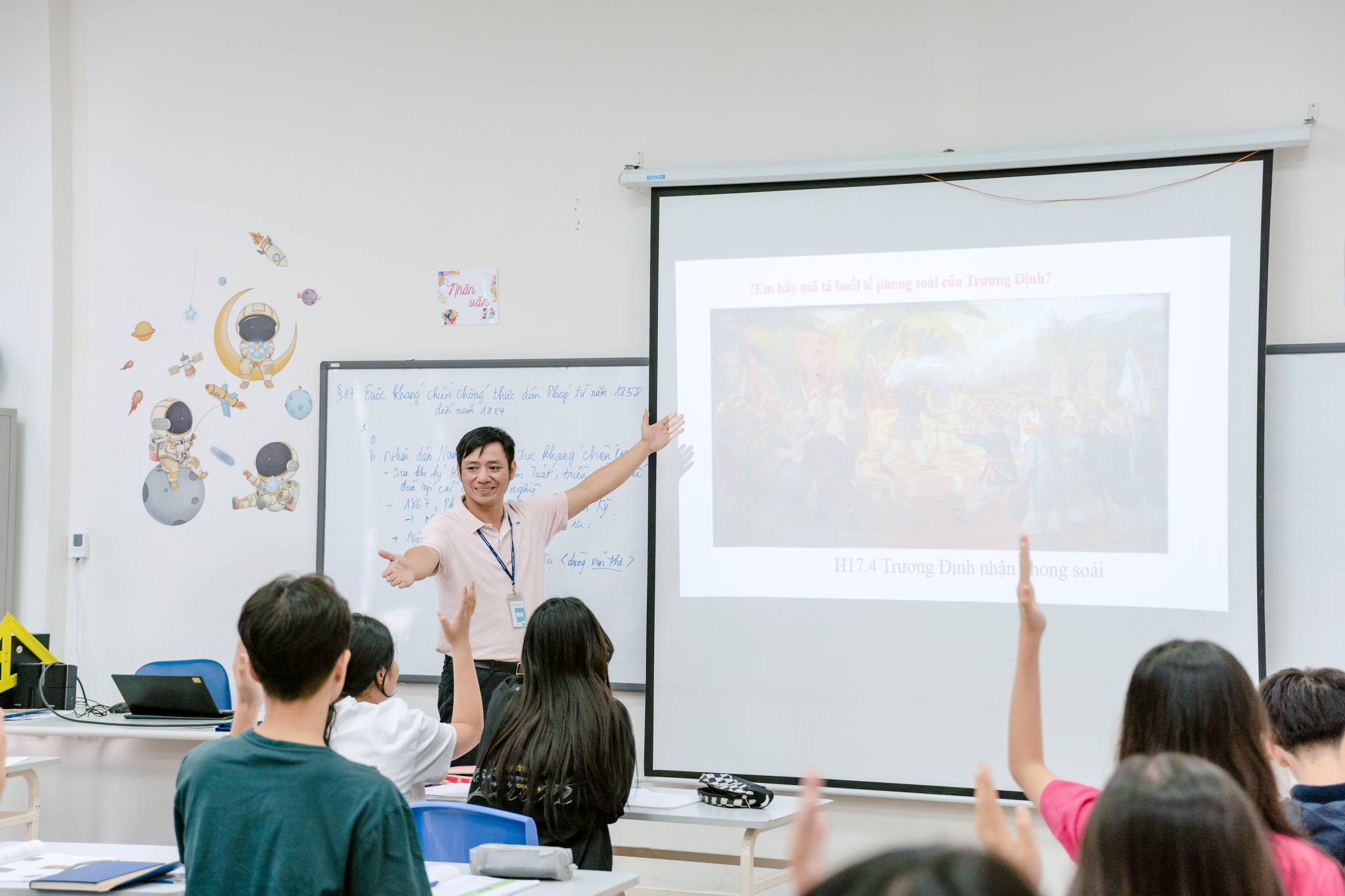 TS Phạm Văn Giềng - giáo viên môn Lịch sử, Trường Phổ thông liên cấp Phenikaa (Hà Nội) trong giờ dạy.