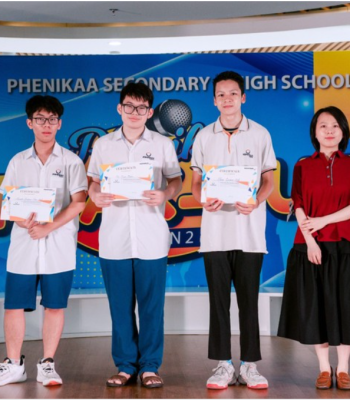 Cô Bùi Lệ Hương trao giải thưởng cho học sinh đạt giải cao trong cuộc thi Hùng biện Phenikaa Speak-Out mùa 2.