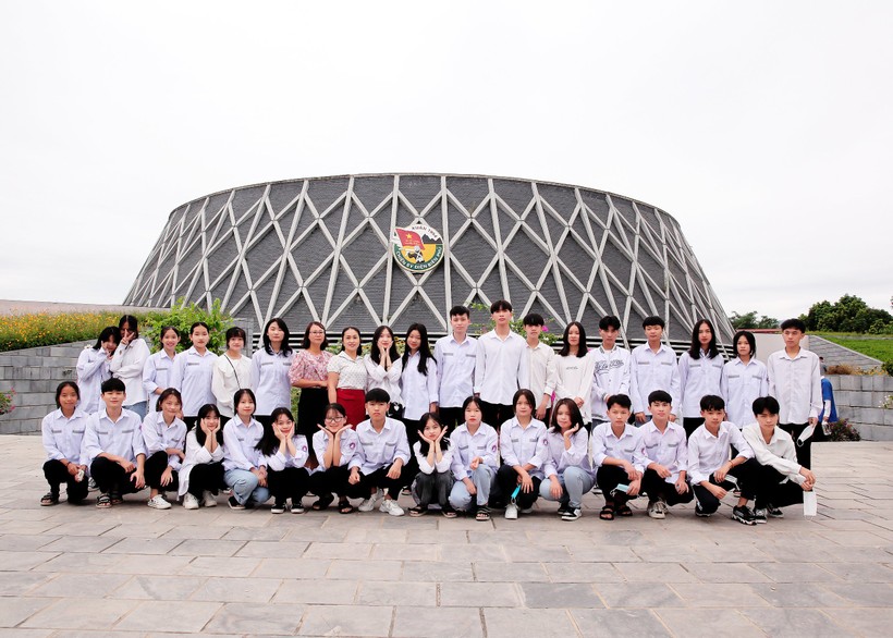 Học sinh Trường PTDTNT tỉnh Điện Biên tham gia hoạt động trải nghiệm tại Bảo tàng Chiến thắng Điện Biên Phủ. Ảnh: NTCC