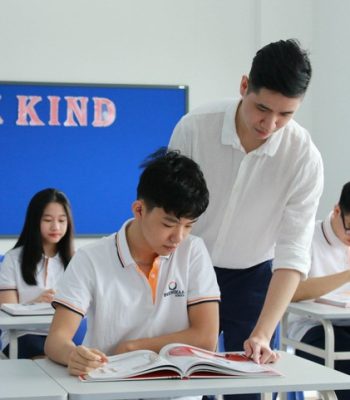 Thầy Nguyễn Trọng Trường trong giờ dạy Ngữ văn lớp 11C2, Trường THCS - THPT Phenikaa.