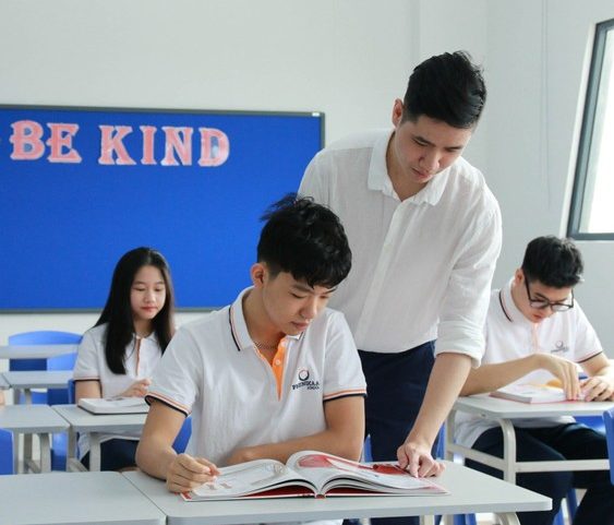 Thầy Nguyễn Trọng Trường trong giờ dạy Ngữ văn lớp 11C2, Trường THCS - THPT Phenikaa.