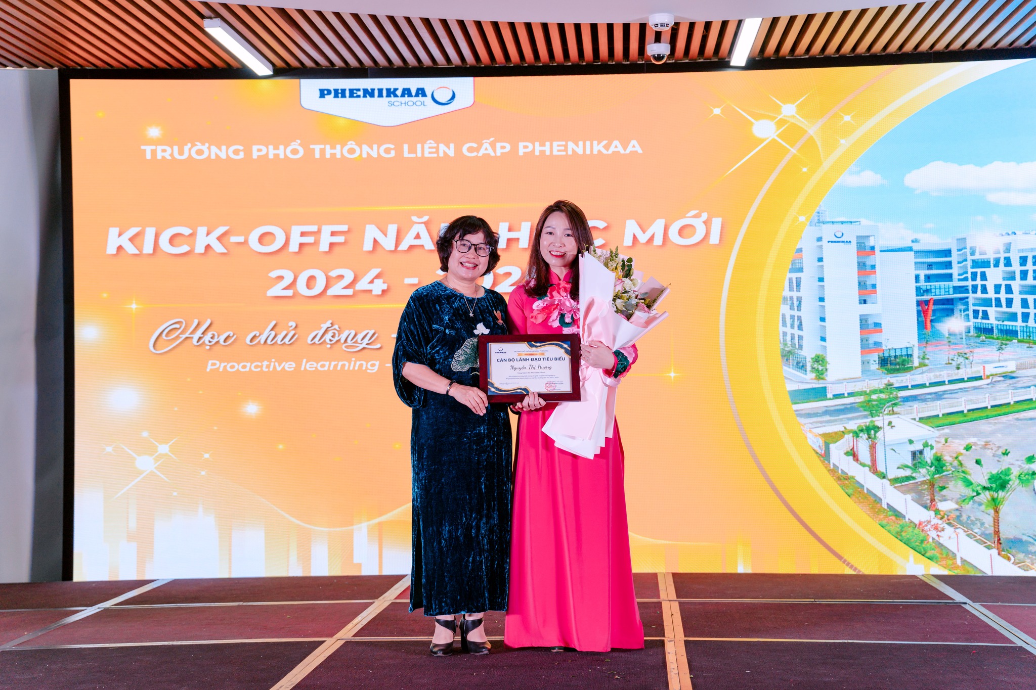 Vinh danh và trao thưởng Bà Nguyễn Thị Hương - Tổng Giám đốc Phenikaa School ( Hạng mục: Cán bộ Lãnh đạo tiêu biểu)